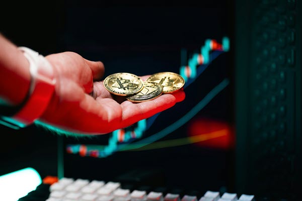 Bitcoin Long-Term Holders Sitting on 215 percent Gains - Is a Sell-Off Ahead